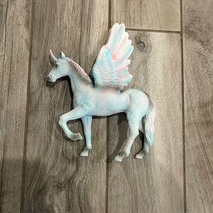 Unicorn toy/statue